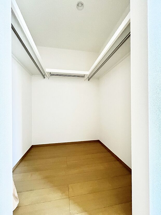 ウォークインクローゼット付きで生活空間を広く利用できます。