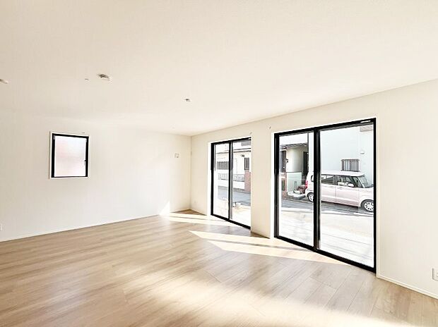 大きな窓からたっぷりの陽光と風を感じられるリビング