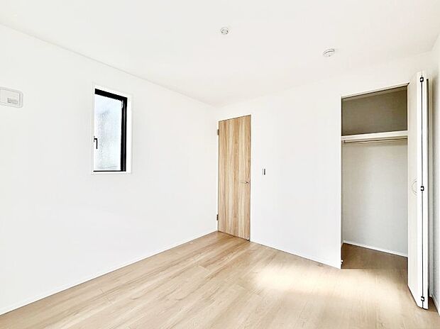 窓からのやさしい光が心地よいプライベートルーム