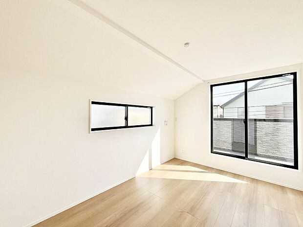 バルコニーが開放感をプラスしてくれる洋室