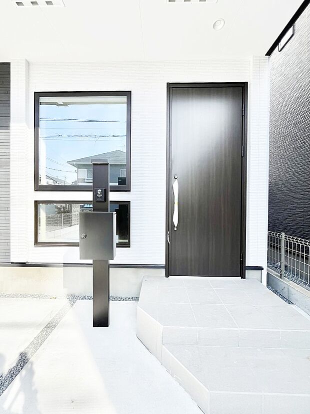 玄関前は雨が降っても濡れにくい屋根付き