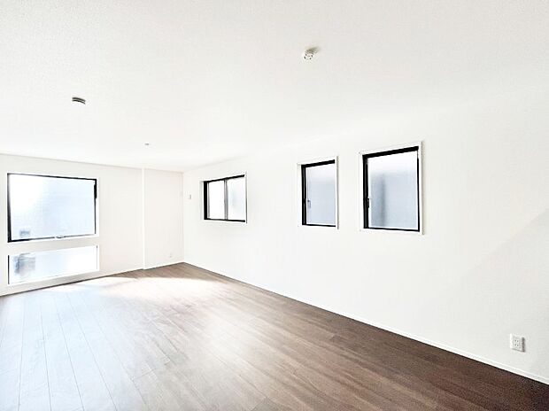 たくさんの窓からたっぷりの陽光と風を感じられるリビング