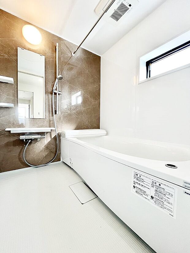 一日の疲れを癒してくれる明るい清潔感のあるバスルーム