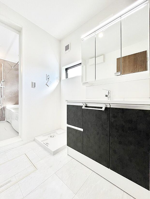 清潔感ある洗面化粧室で朝の身支度も快適