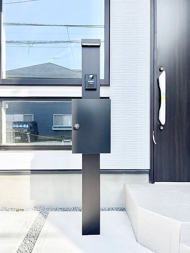 シンプルなデザインのポスト