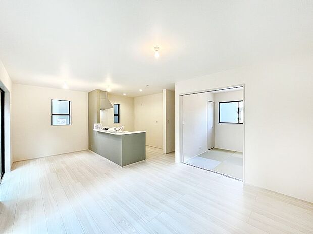 家族団らんの時間も増えそうなくつろぎのリビングダイニング。