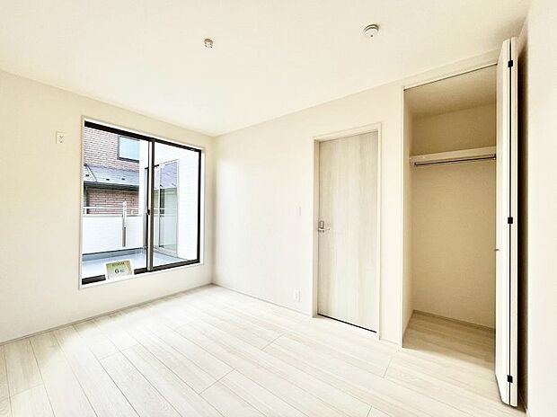 明るいバルコニーサイドに洋室を設置。目覚めの良い寝室に。 