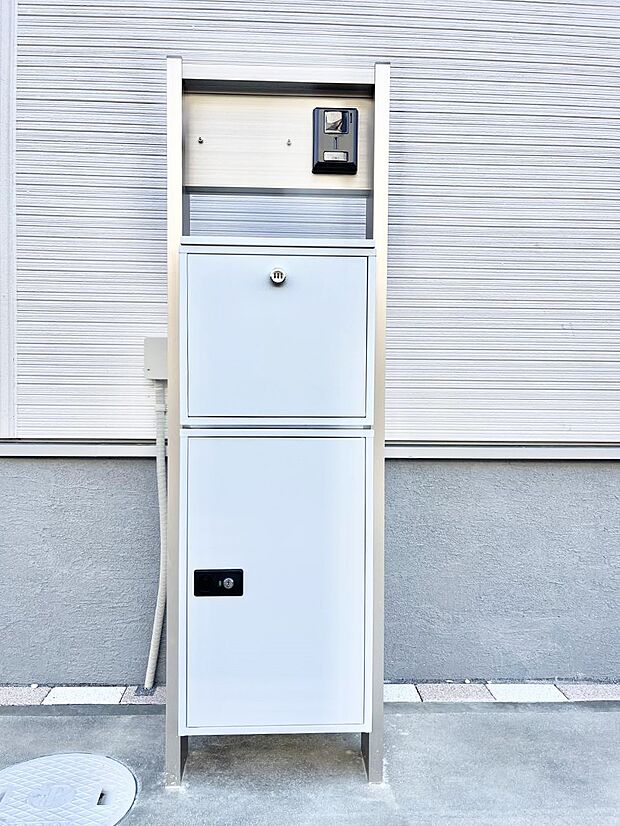 表札・インターホン・ポストをひとつに集約。エントランスになじむシンプルデザイン。