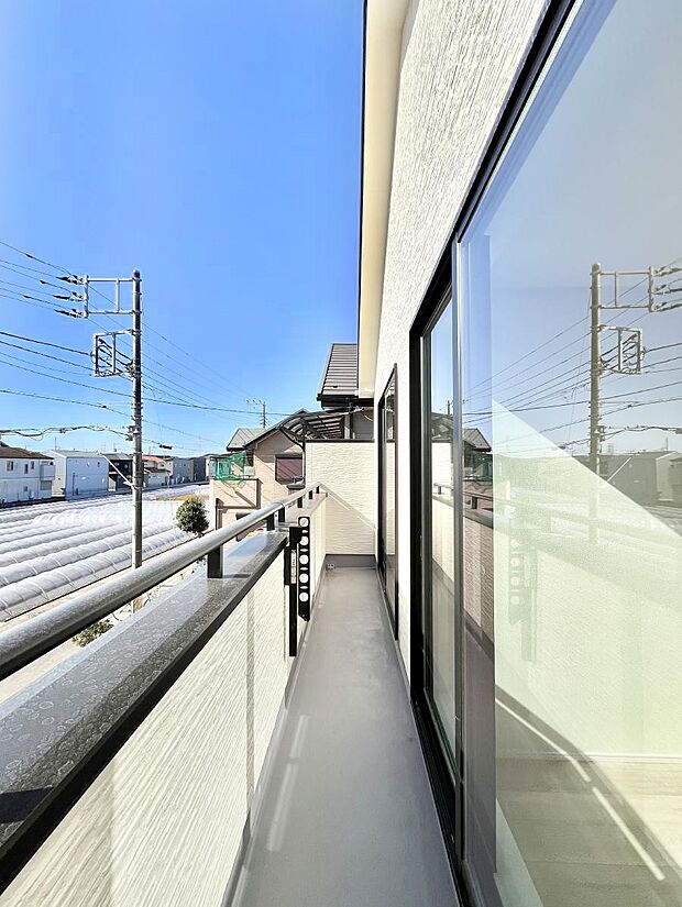 ゆったりバルコニーだから沢山お洗濯ものを干せます。