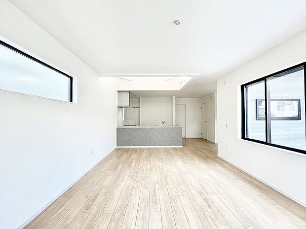 明るい陽光が注ぎ、寛ぎの雰囲気に満たされるリビング・ダイニング。