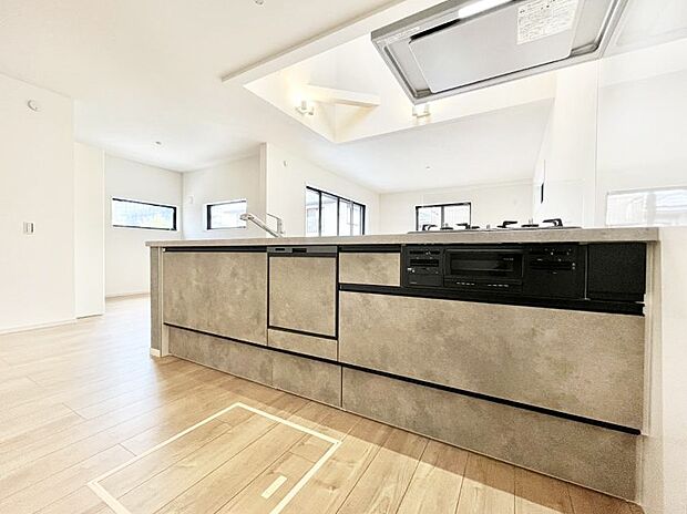 料理をしながらでもご家族との会話を楽しめる対面キッチン