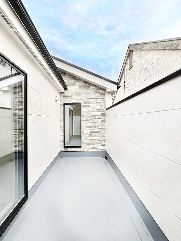 暖かな陽光が降り注ぐバルコニーはお洗濯におすすめ。爽やかな風も心地よいです。