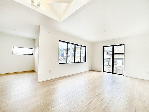 お洒落で開放感を演出する吹抜けのあるダイニング