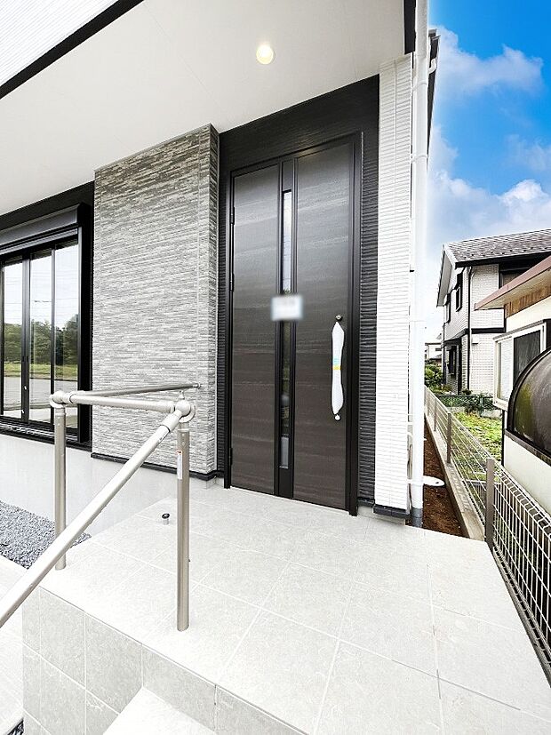 大切な家族、来客を出迎える玄関。