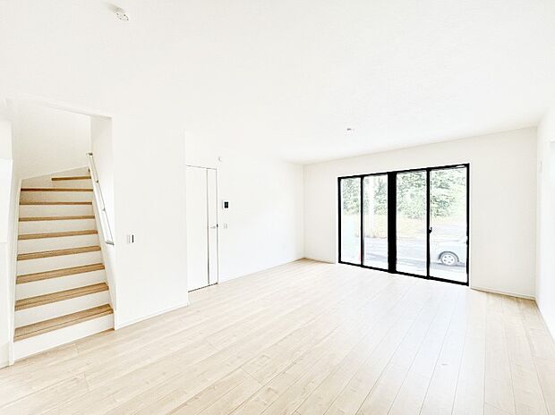 明るい陽光が注ぎ、寛ぎの雰囲気に満たされるリビングダイニング 