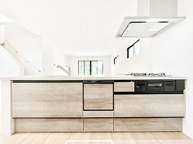 食洗機・浄水器・3ツ口コンロなどデザイン性も機能性も兼ね備えたシステムキッチン！