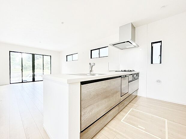 ご家族の会話弾む対面キッチン。お料理中のパパママもご家族と過ごす時間が増えそう！