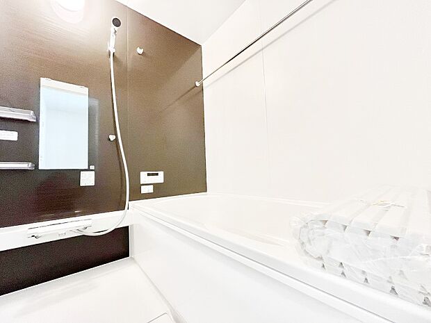 落ち着きのあるダークカラーを基調にしたバスルームで1日の疲れをリフレッシュ！