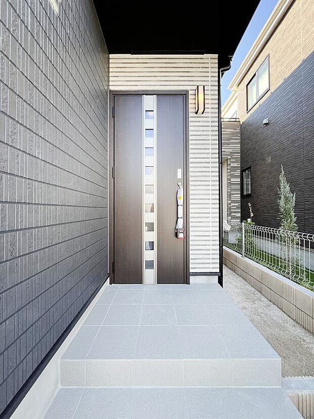 大切な家族、来客を出迎える玄関。