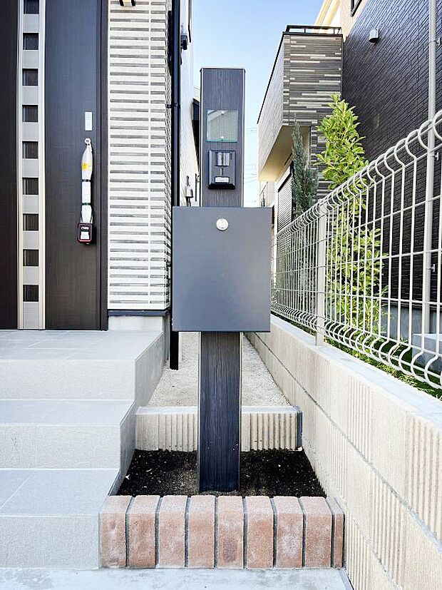 シンプルデザインのポスト。