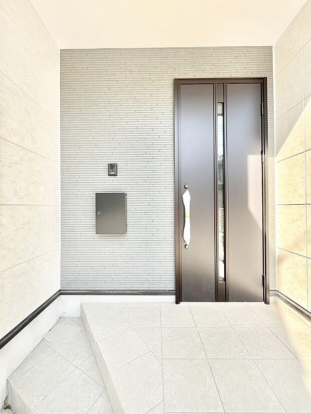 大切な家族、来客を出迎える玄関。