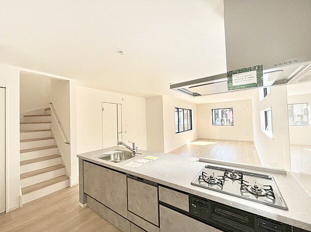 リビングで遊ぶお子様を見守りながらお料理ができる対面キッチン。