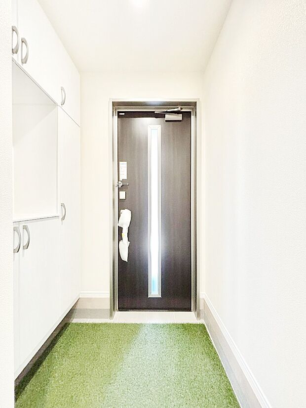 ご家族やお客様を気持ちよくお出迎えできる穏やかな雰囲気の玄関です。