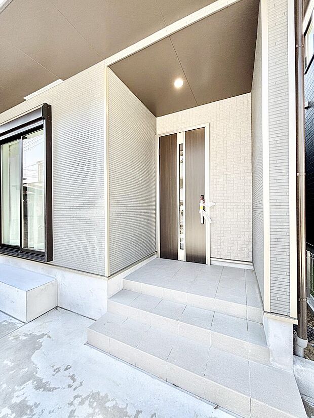 シンプルで落ち着いた雰囲気の玄関でご家族やお客様をお出迎え！