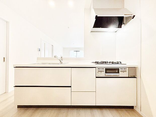 システムキッチンはシンプルでスッキリした飽きの来ないデザインなので永く使えそう！