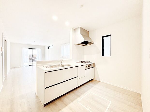 ご家族の会話弾む対面キッチン。お料理中のパパママもご家族と過ごす時間が増えそう！