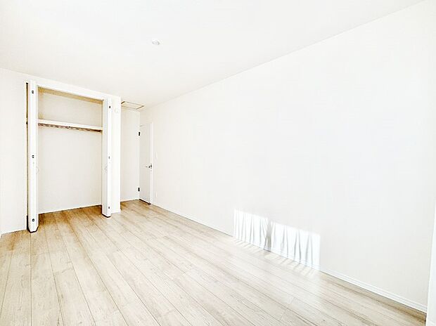 クローゼット付きのお部屋でスッキリとした空間でゆったり寛げます！