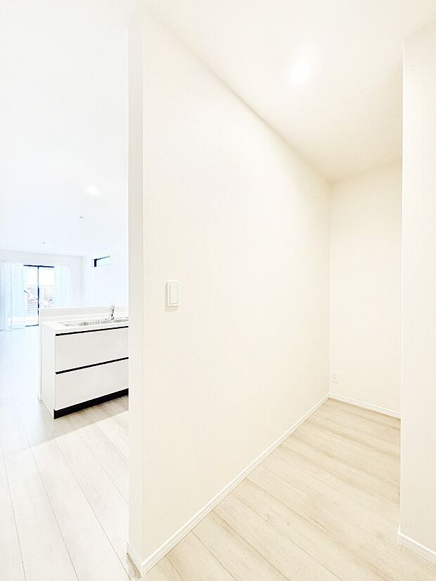 大容量の収納力が嬉しい！大型パントリーでキッチン周りもスッキリ！