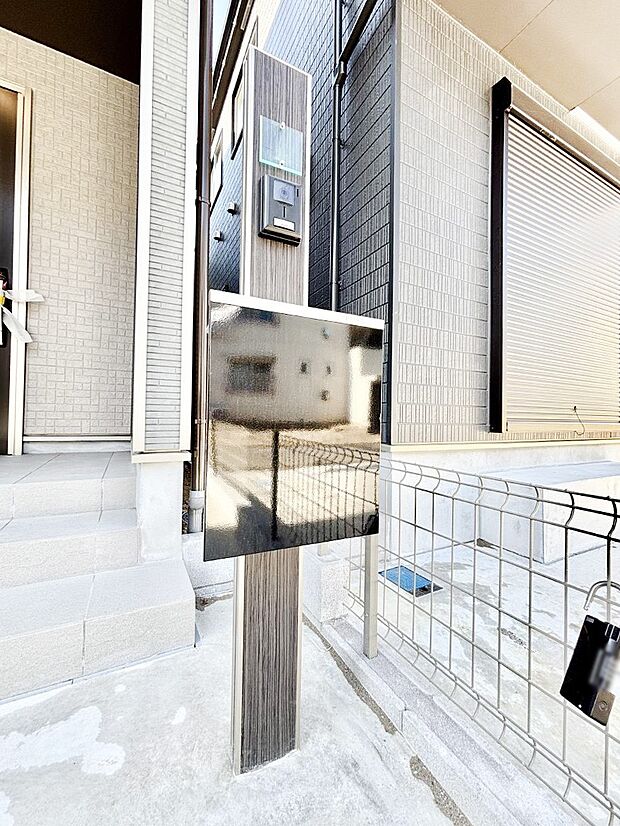 表札・インターホン・ポストをひとつに集約。エントランスになじむシンプルデザイン。