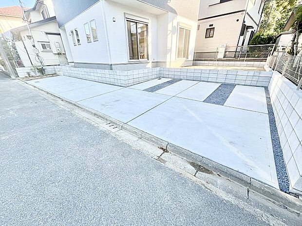 3台(車種による)駐車可!ご家族みんなの自転車も置ける広々カースペース。