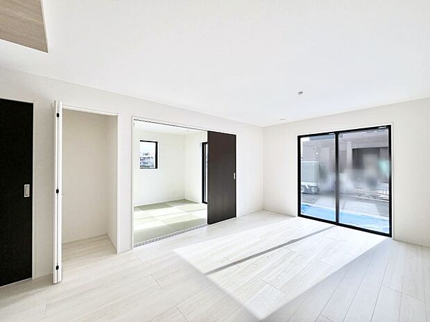 大きな窓からたっぷりの陽光と風を感じられるリビング