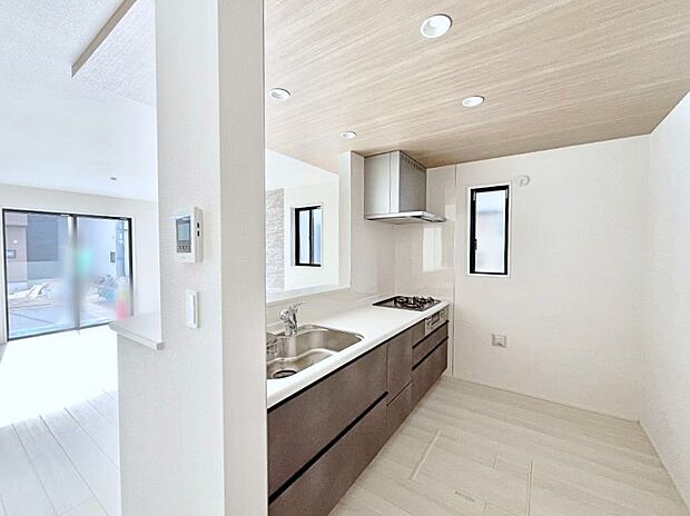 カウンター越しに楽しいおしゃべり。いつものお料理がもっと美味しくなりそうですね。 