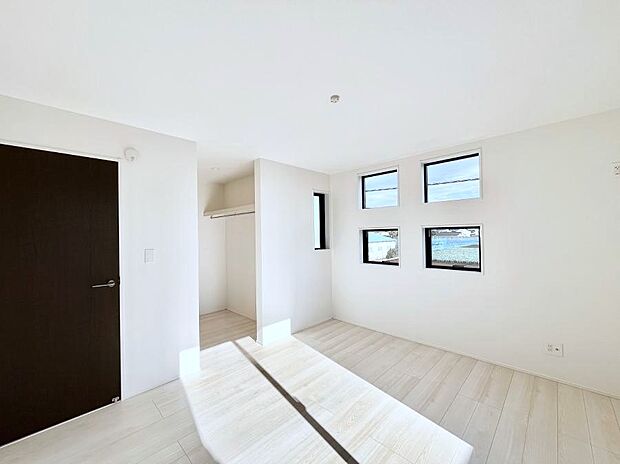 ウォークインクローゼットがあるお部屋！季節ごとの入れ替えも不要で便利です。 