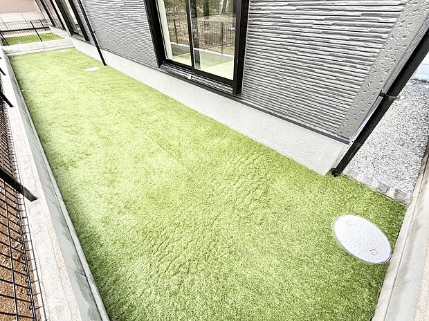 家族で楽しめる庭付きです。ガーデニングや物置を置いたり、お子様がいらっしゃるご家庭ではプールなど使い方はさまざまです。 