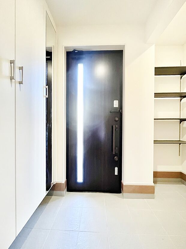 明るい陽光が入り込む玄関。ご家族の靴もスッキリ収納できる玄関収納付き!