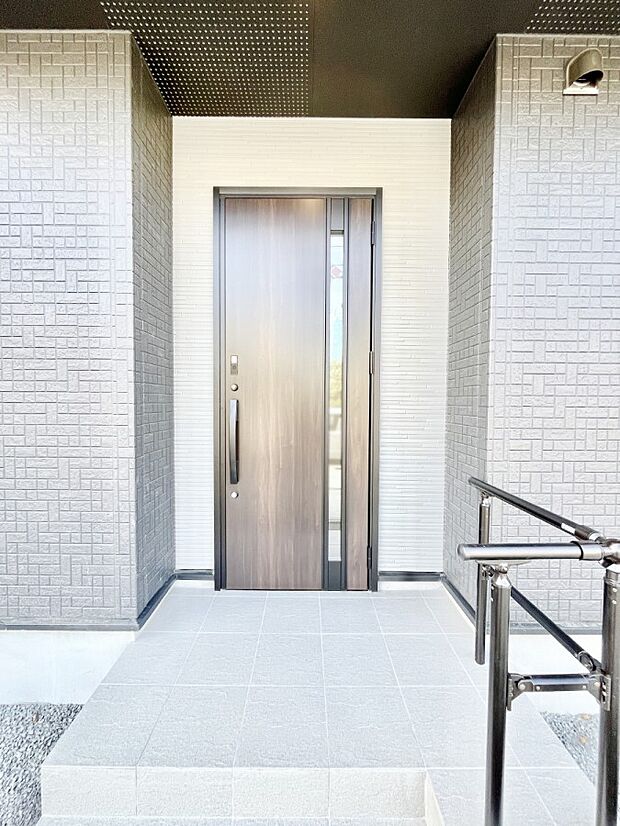 大切な家族、来客を出迎える玄関。