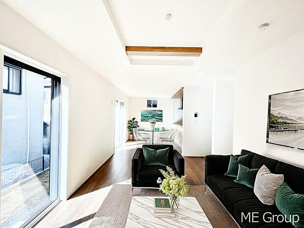 ご家族の賑やかな話し声で包まれる明るいリビング ※家具はCGです