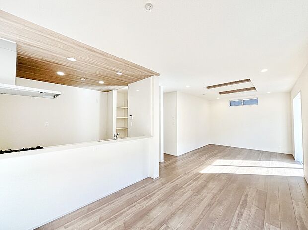 明るい陽光が注ぎ、寛ぎの雰囲気に満たされるリビング・ダイニング。