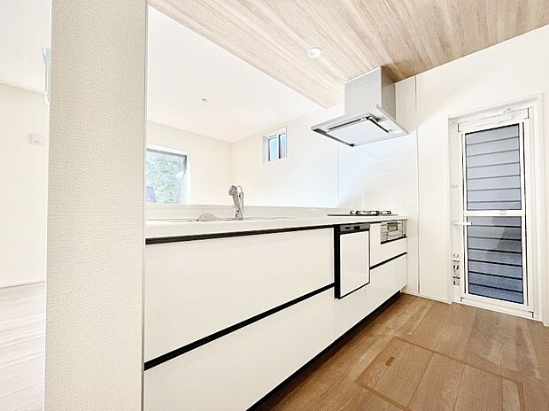 勝手口のあるキッチン。ゴミ捨て場を屋外にすることもでき、換気にも役立ちます。