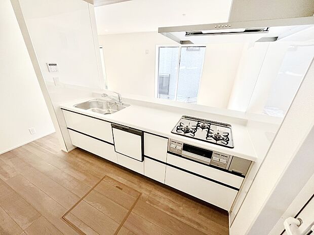 カウンター越しに楽しいおしゃべり。いつものお料理がもっと美味しくなりそうですね。