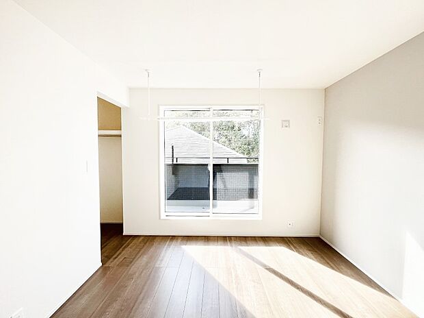 明るいバルコニーサイドに洋室を設置。目覚めの良い寝室に。