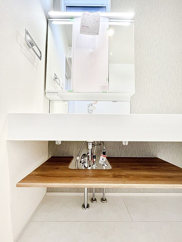 スタイリングに便利な三面鏡、ミラーキャビネットで細かい物スッキリ