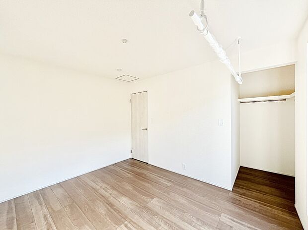 ウォークインクローゼットがあるお部屋!季節ごとの入れ替えも不要で便利です。