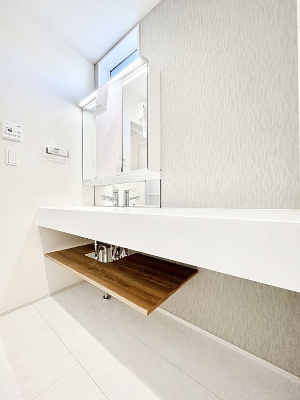 ゆとりの洗面スペースで朝の身支度もラクラク