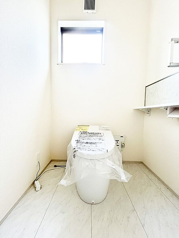 明るく清潔感のあるトイレです。