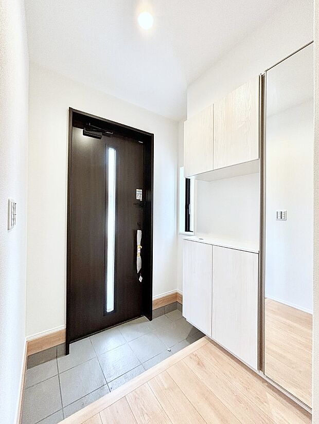 ミラー付きシューズボックスはお出かけ前の身だしなみチェックに便利